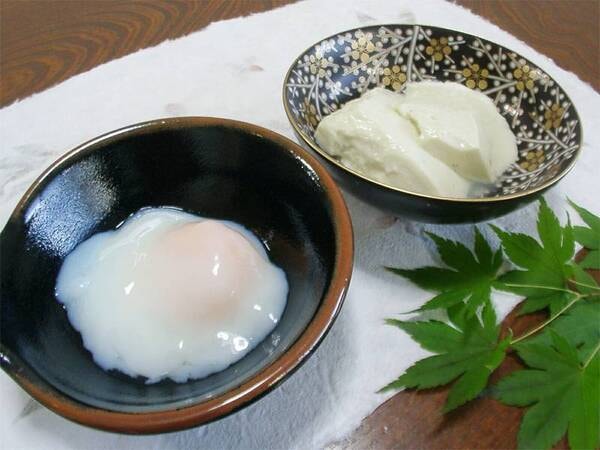 *【朝食一例】朝食で人気メニュー「ふわふわ寄せ豆腐」と女将手作り「温泉玉子」