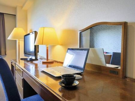 【お部屋】デスクもあるので、テレワークや作業にもご利用いただけます　※一例