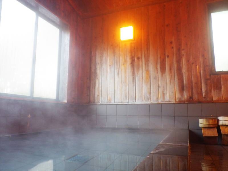 【浴場】高烏谷山の水を地下で集水し、この水に「麦飯石」を使用しております。