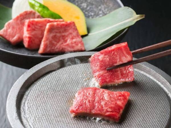 【グルメ会席/一例】栃木県産牛の陶板焼きも楽しめる