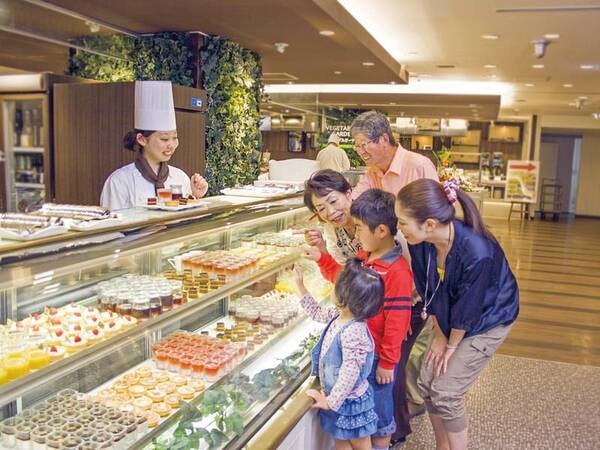【バイキング/例】ショーケースにずらりと並ぶ手作りスイーツ♪