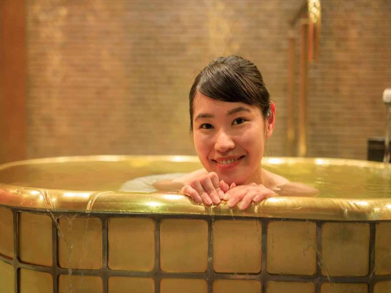 *【黄金風呂（一例）】大人気の「黄金風呂」は渓谷の湯にございます。