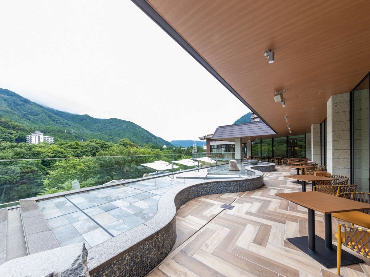 【水盤テラス（一例）】鬼怒川の自然を眺めながら足湯もお楽しみいただけます