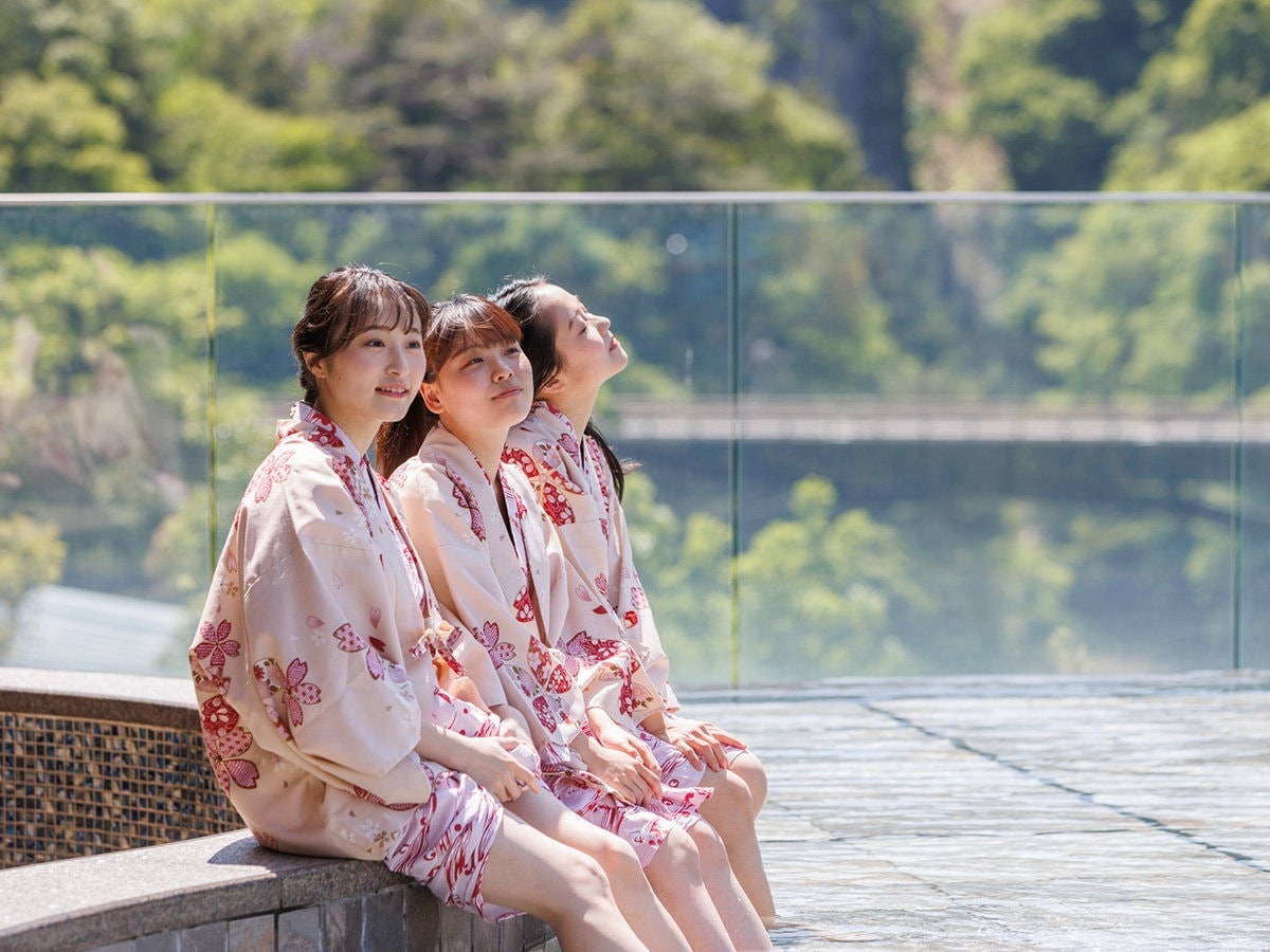 鬼怒川を見ながらゆったりとリラックスできる足湯です。