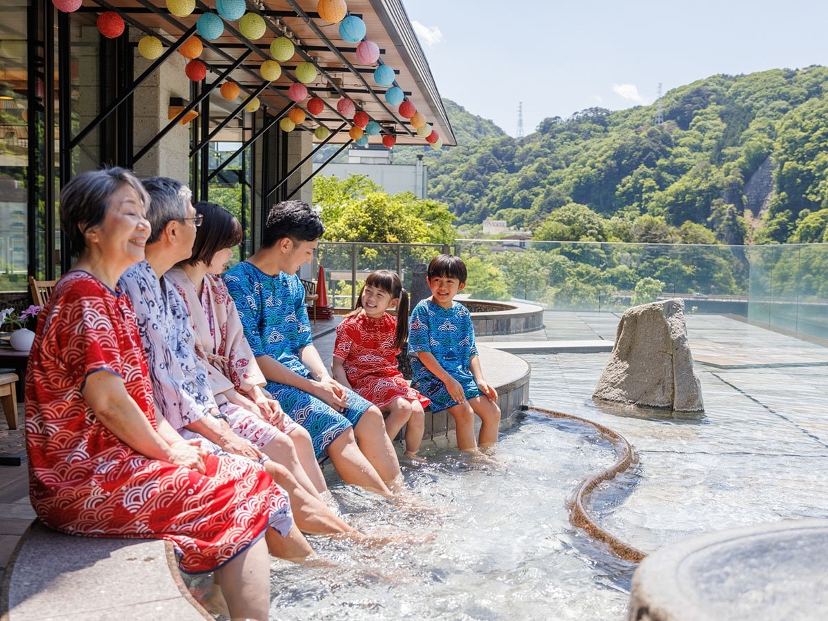 【水盤テラス：足湯（一例）】みんなで入れる足湯に浸かって、家族の会話も進みます♪