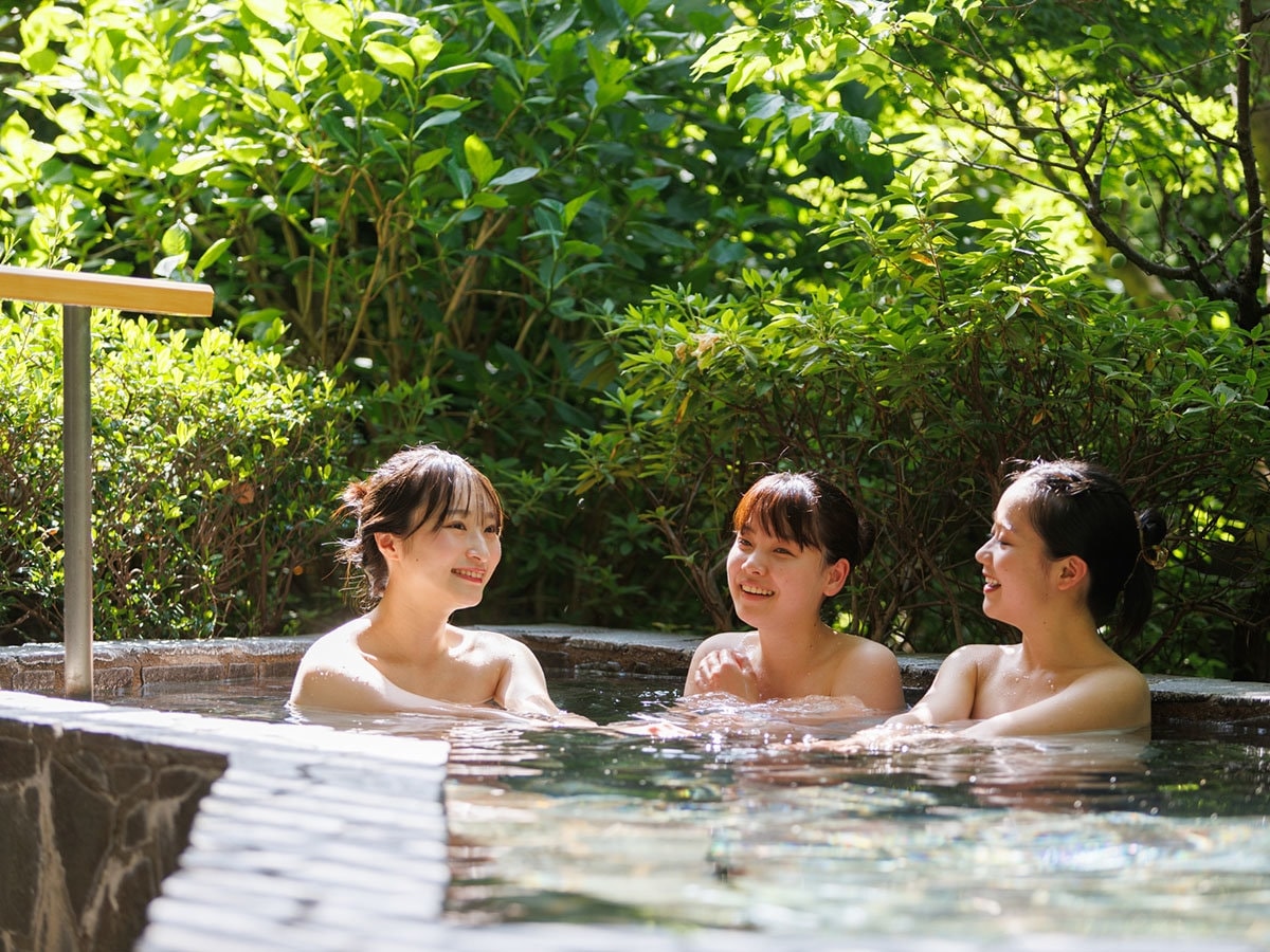 【渓谷の湯：露天風呂（一例）】自然を感じながら、のんびり入れる露天風呂♪