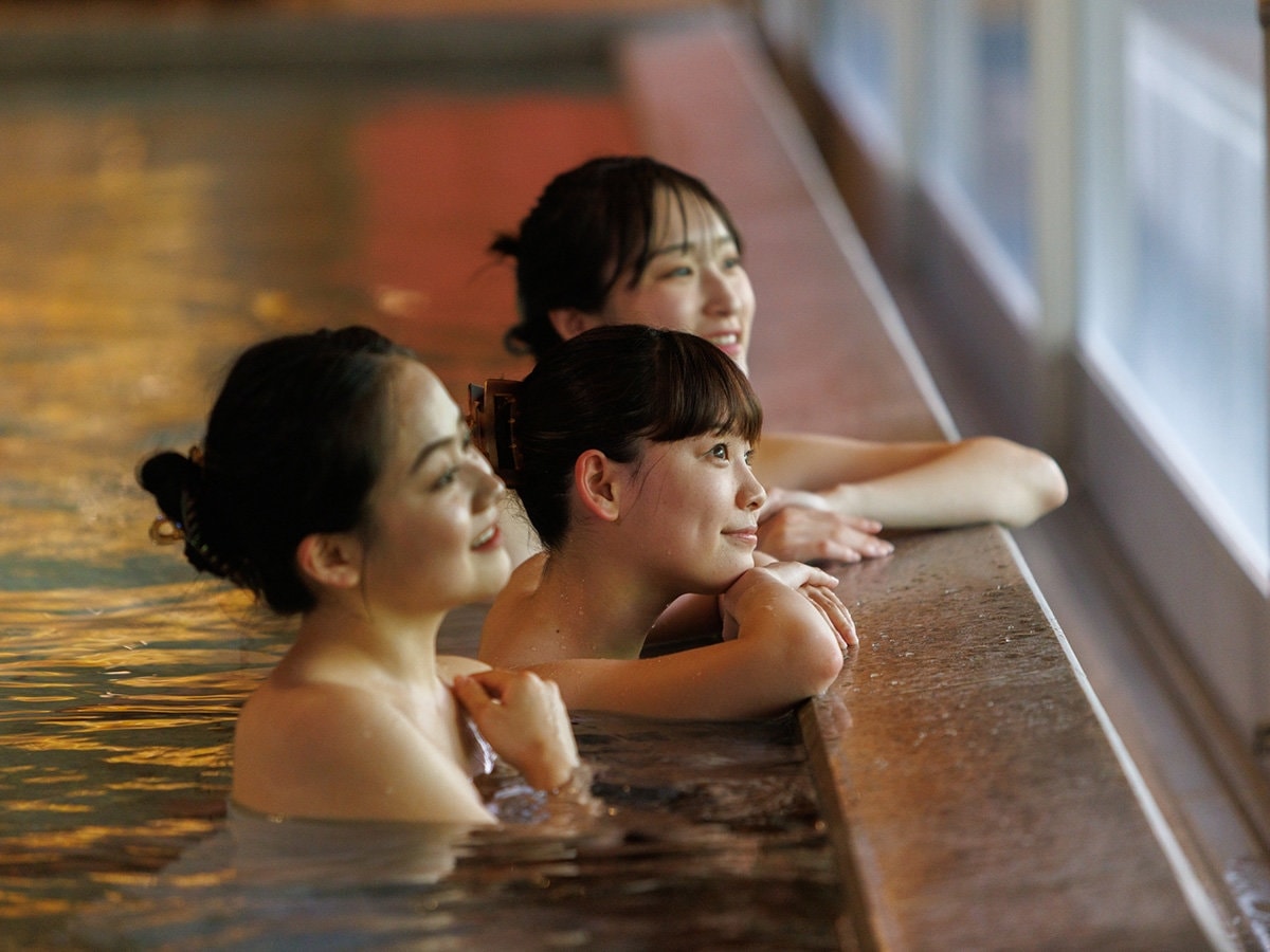 【渓谷の湯：温泉（一例）】鬼怒川の自然を眺めて、湯量豊富な温泉をお楽しみください。