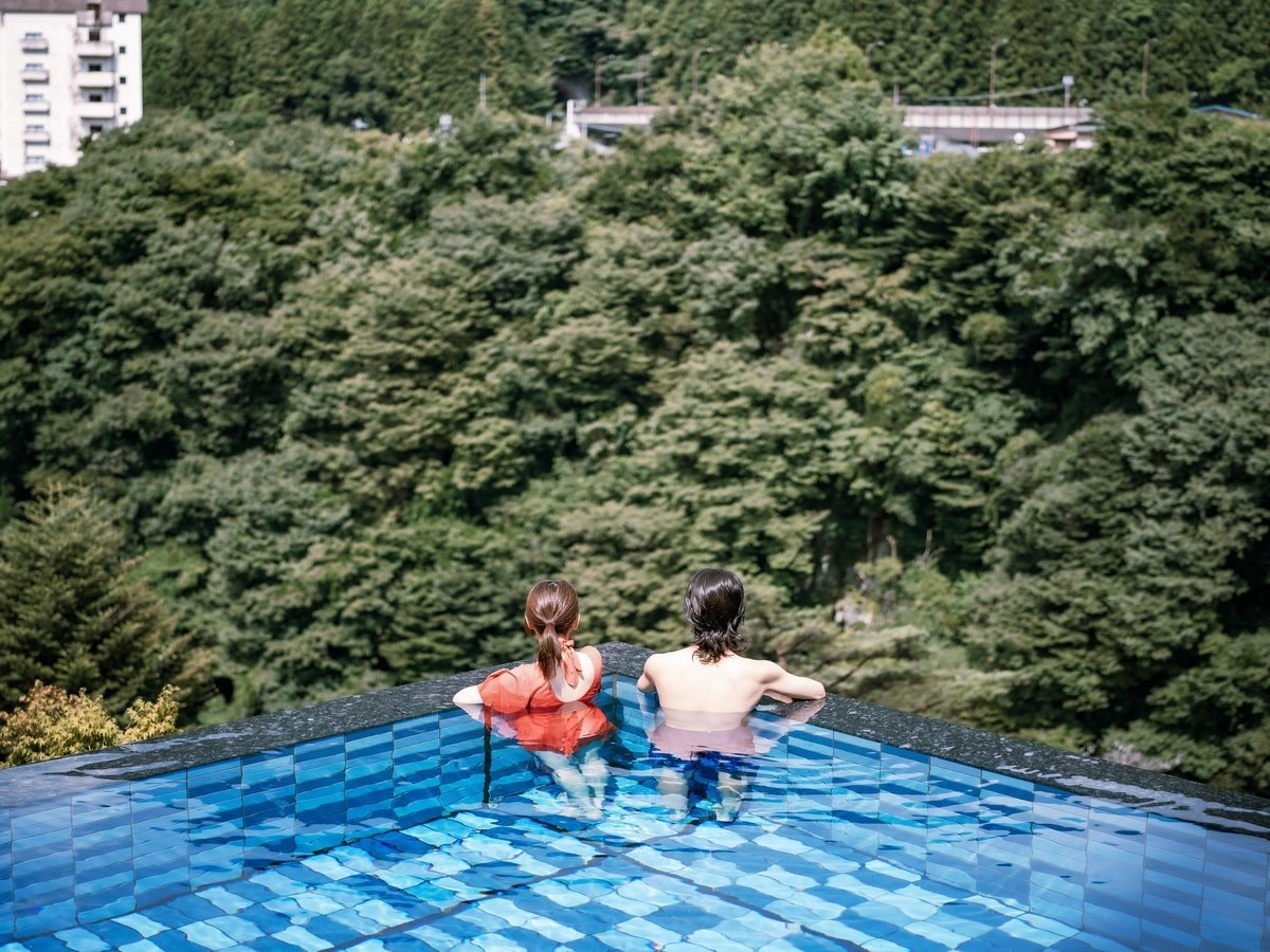 ★温泉をプールのように水着で楽しむおぷーろ♪きぬ川の眺望とともにご家族でお楽しみいただけます。