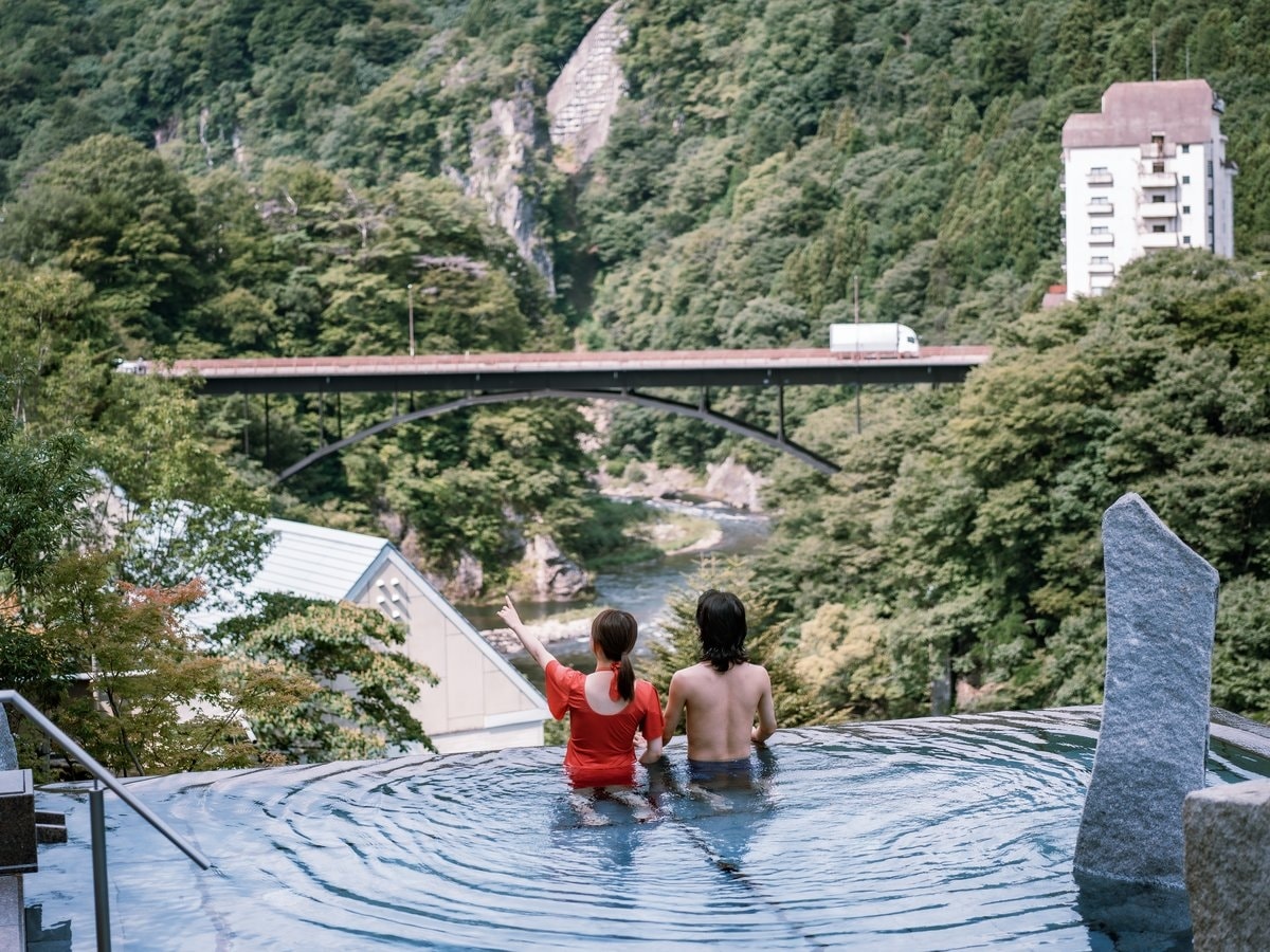 ★温泉をプールのように水着で楽しむおぷーろ♪きぬ川の眺望とともにご家族でお楽しみいただけます。