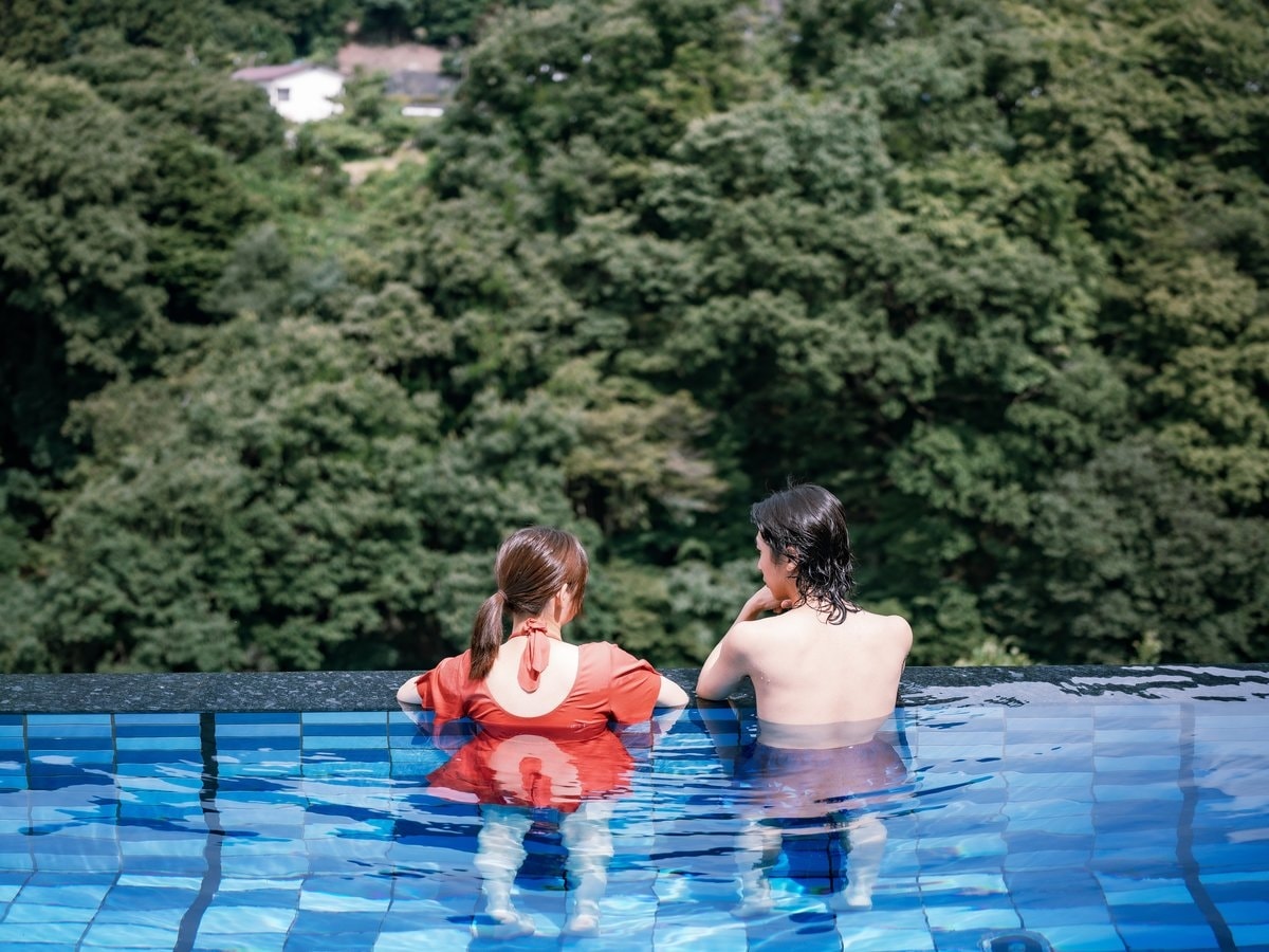★温泉をプールのように水着で楽しむおぷーろ♪きぬ川の眺望とともにご家族でお楽しみいただけます。