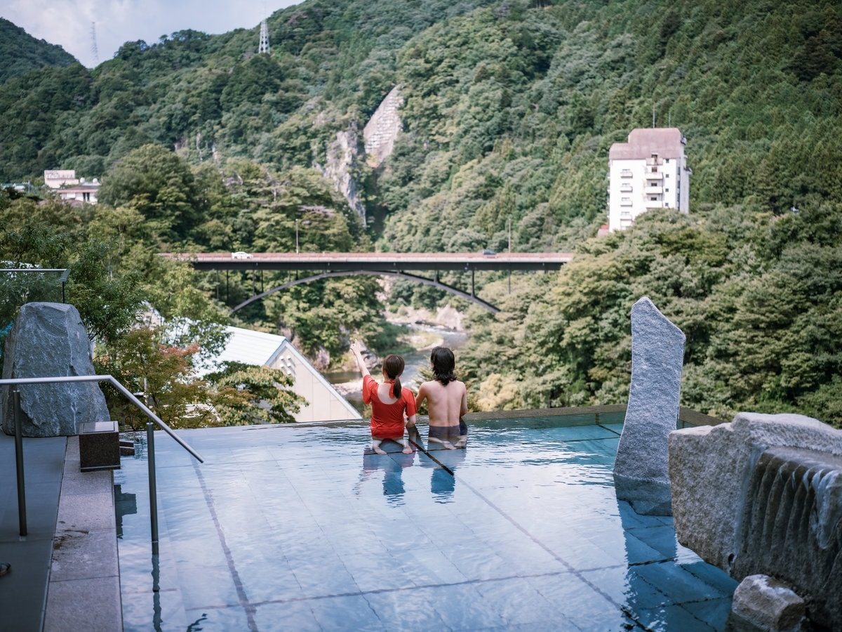 ★温泉をプールのように水着で楽しむおぷーろ♪きぬ川の眺望とともにご家族でお楽しみいただけます。