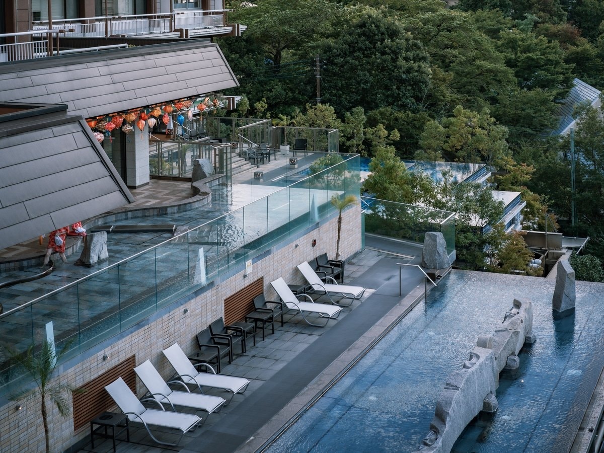 ★温泉をプールのように水着で楽しむおぷーろ♪きぬ川の眺望とともにご家族でお楽しみいただけます。