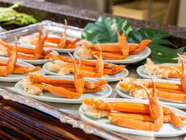 *【夕食バイキング（一例）】夕食は蟹も食べ放題！！思う存分お召し上がりください。