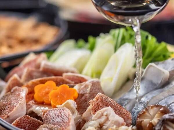 《2026年3月18日まで》3種の鍋が登場！旨みたっぷり「海鮮和風だし鍋」(写真手前)、ピリ辛がクセになる「鶏チゲ鍋」、甘辛だれが食欲そそる「すき焼き鍋」（奥）（写真は一例）