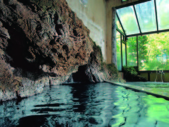 源泉の湯 東や/【大浴場】木漏れ日が心地よい男性大浴場