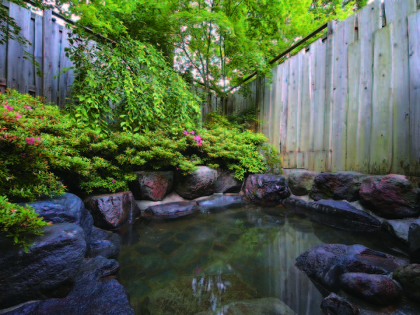 【露天風呂】小さな四季の自然を望む岩造りの露天風呂