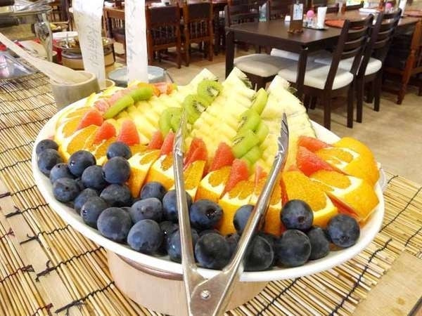 朝食は栃木県のご当地食材や名物料理が並ぶハーフバイキング（例）