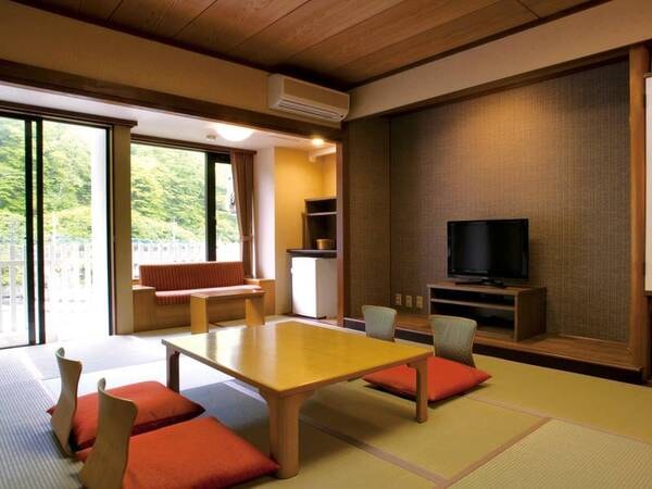 遊楽館‐和室12畳一例。楽しい温泉旅行の思い出を作るモダンな和室（山側眺望）