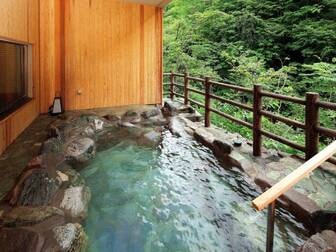 湯西川温泉 彩り湯かしき 花と華/pH9.3の自家源泉注ぐ、大浴場付露天風呂「川風と湯けむり」。