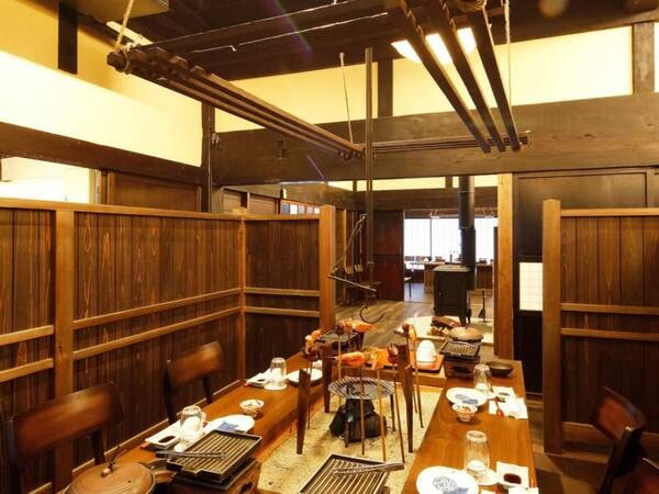暖炉がお出迎えする全席椅子・テーブル席の囲炉裏亭三番館「花と華舞い」。