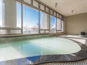 フォレストリゾート　ホテルグリーンパール那須／【大浴場】濃厚な乳白色の湯がなみなみと注ぐ