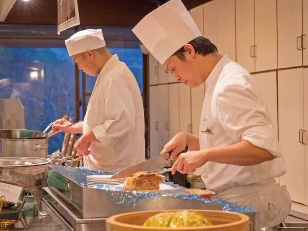【夕食/例】シェフの実演料理も味わえる！