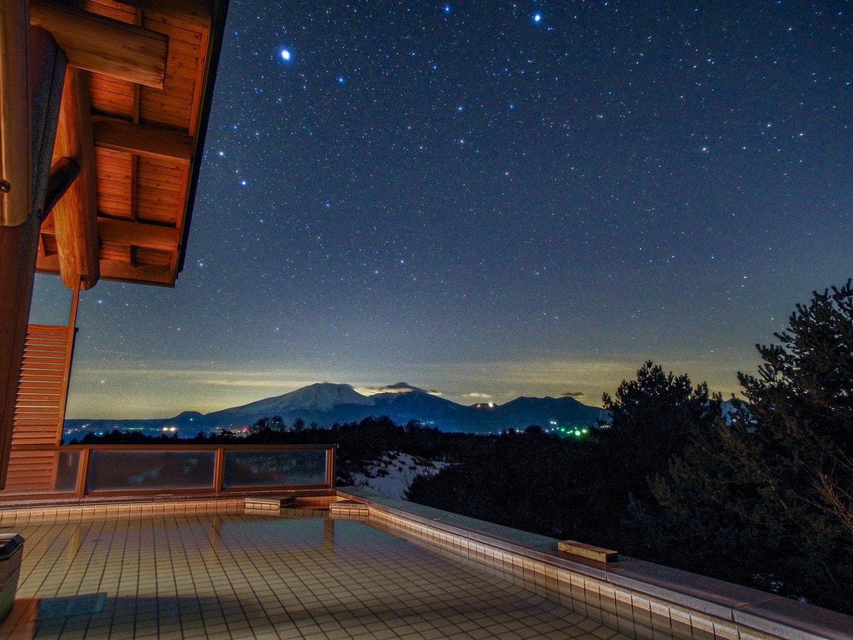 【露天風呂/夜】晴れた日は満天の星を望む