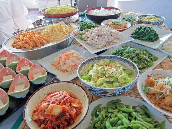 【バイキング/例】地元食材のさしみこんにゃくや旬のおばんざいなど、体にうれしいメニューが揃います