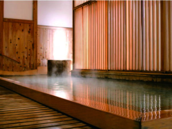 【大浴場】檜造りの内湯に浸かってゆっくりと旅の疲れを癒す