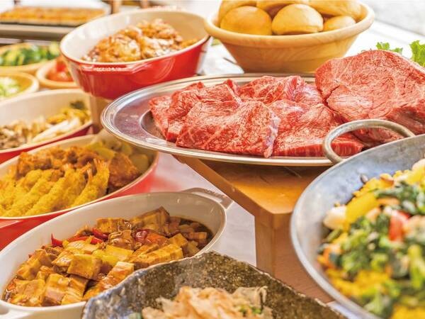 【夕食/例】上州牛の鉄板焼き、揚げたて天ぷら、握り寿司などメイン料理も充実！