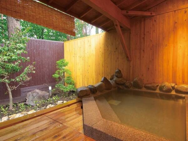【露天風呂】自然に囲まれた浴槽