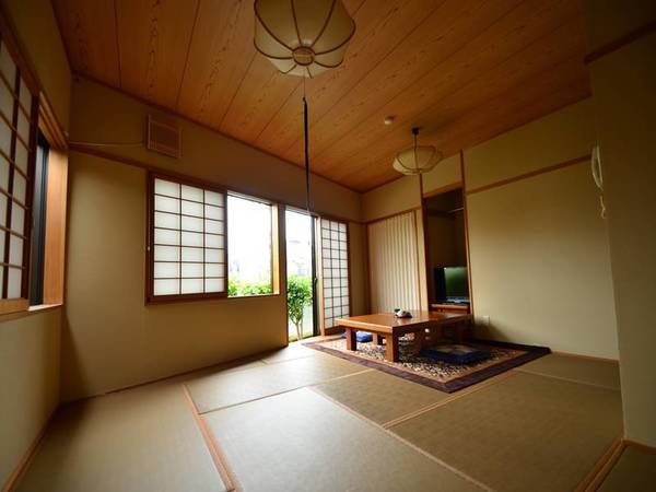 和室11畳のお部屋です。のんびり寛げる落ち着いた雰囲気のお部屋です。