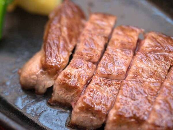 *お夕食一例/厳選された黒毛和牛“能登牛”を分厚く切り分けてステーキに。至福のひと時をどうぞ。