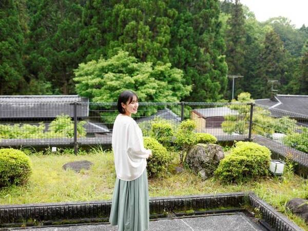 純和風の「東館和室」には山水園の敷地と緑の風景を眺められるテラス付き