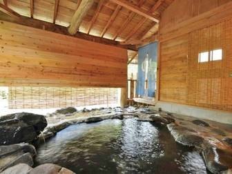 源泉掛流しの湯めぐりテーマパーク　龍洞／【貸切露天風呂/渓龍】川沿いのお風呂