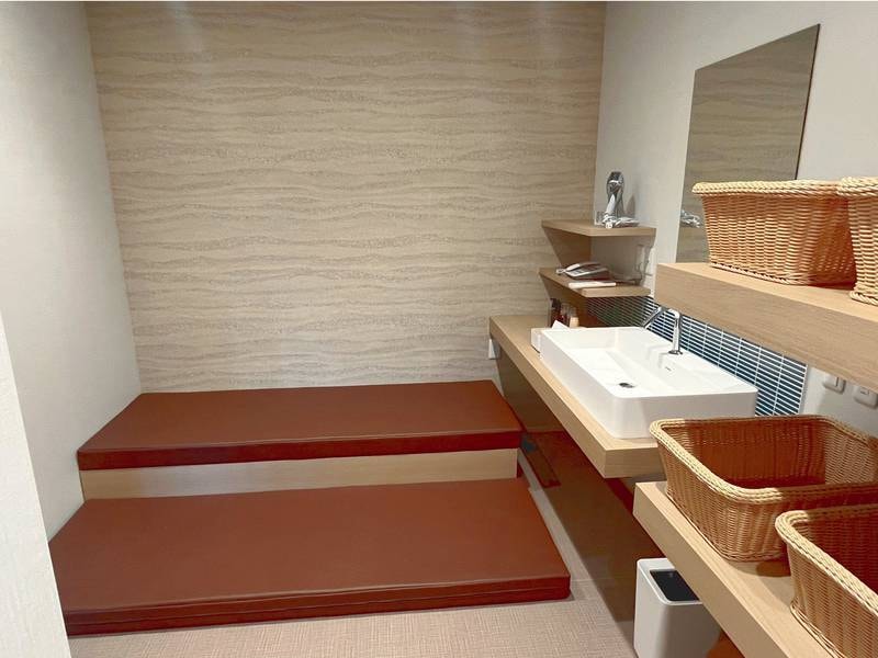 【貸切風呂（有料）】脱衣所には取り外し可能な専用のクッションスペースもあり、小さなお子様連れにも安心