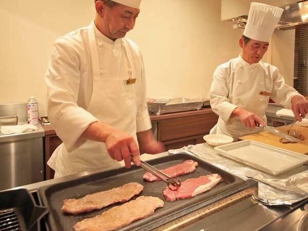 バイキングのメイン「グリル鉄板焼き」！シェフが1枚1枚焼きたてのお肉をご提供