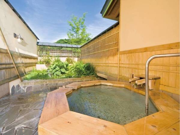 【貸切露天風呂/翠どころの湯】八角形の露天風呂は、木曽樽で造られている