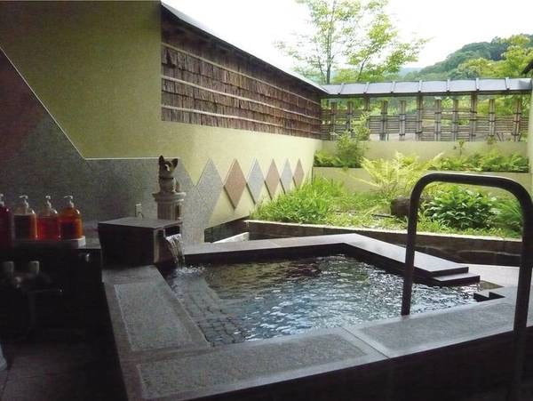 【貸切露天風呂/癒しの湯】中国のチャイナ・レッドという石を使用した露天風呂