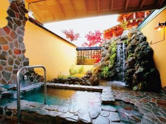 11種類の貸切露天風呂 ホテルサンバード/【貸切露天風呂/月雫の湯】滝の裏から昇る月がとてもよく似合うので「月雫の湯」という名前になりました