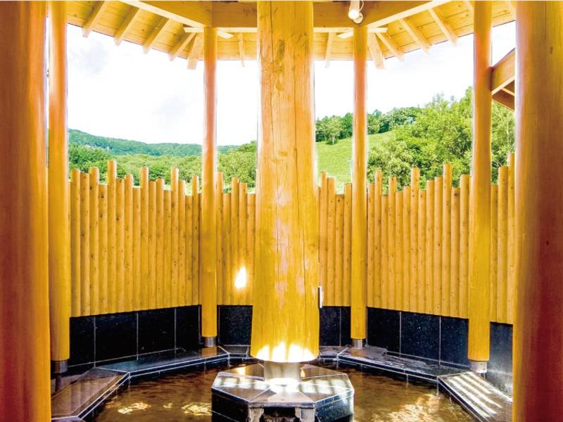 【貸切露天風呂/隠れ美の湯】浴槽の周囲を檜の木が覆い、プライベート空間溢れるお風呂となっています。