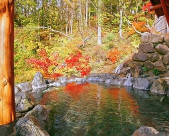 １１種類の貸切露天風呂　ホテルサンバード／【離れの高台にある露天風呂/百景花】例年10月中旬～下旬は紅葉が見頃冬季閉鎖（11月下旬～4月下旬頃）