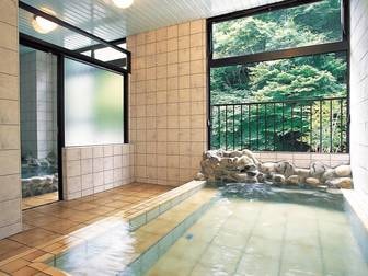 四季の宿処 一花館／【大浴場】陽の光が差し込む明るい浴場