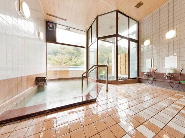 【大浴場】大きな窓で開放的な浴場