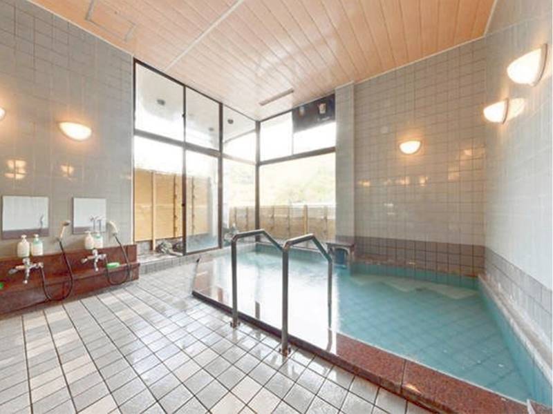 【大浴場】大浴場の外には露天風呂も　四万温泉のお湯をごゆるりとお楽しみいただけます