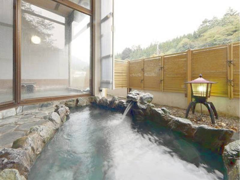 【露天風呂】外気を感じながらのひと時　夜空には満点の星も輝きます