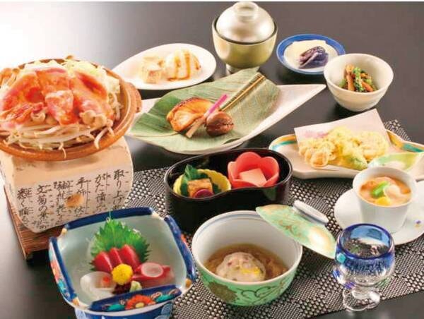 秩父の旬の食材を使用した会席。季節ごとの秩父の旨味を味わえる ※写真左のもち豚しゃぶしゃぶ⇒武州和牛の陶板焼きにグレードUPした会席です(例)