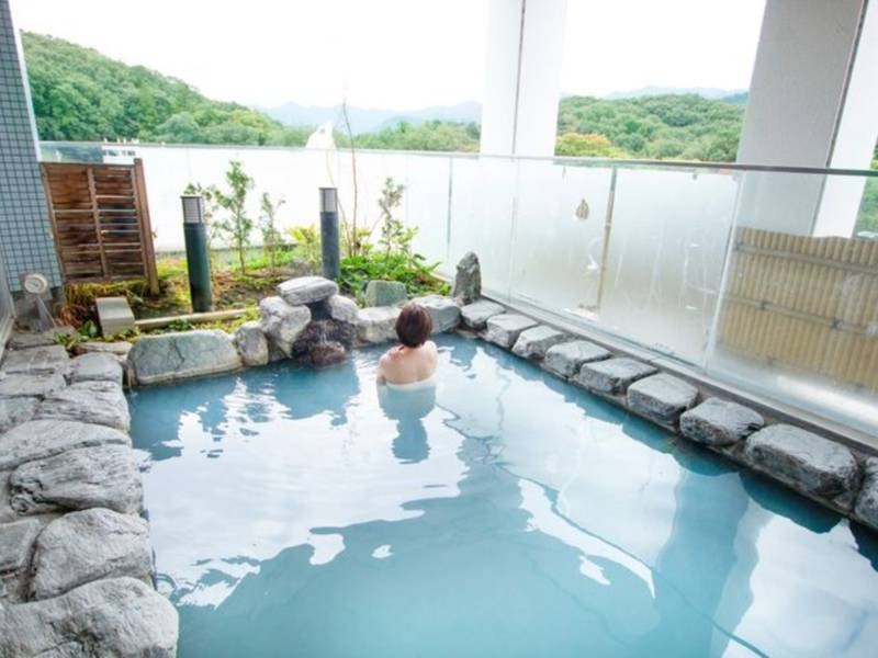 【美白の湯『梅の湯』※併設入浴施設】天然温泉（加温・循環ろ過）。薄い乳白色の湯で古い角質が落とされ、つるつる・すべすべに