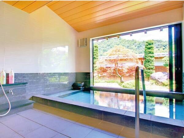 別邸庭園風呂/贅沢な広さ。窓も大きく気持ちが良いです。