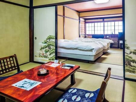 【母屋 どど芽の間】幕末から本物の歴史を刻んだ大黒柱が支える当時のままの和室。日本庭園が一望できる落ち着いた空間です